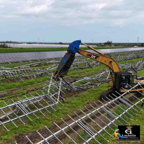 demolizione-campi-fotovoltaici-con-escavatore