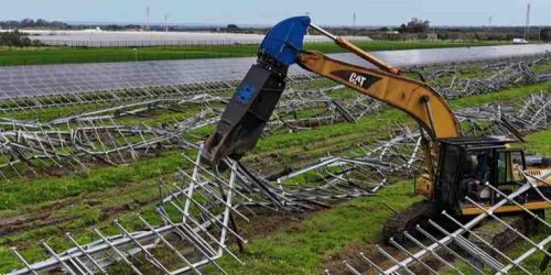 demolizione-campi-fotovoltaici-con-escavatore